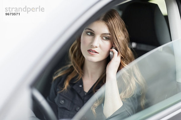 junge Frau junge Frauen Auto sprechen telefoniert
