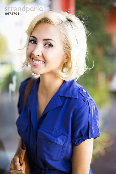 Frau sehen blau Blick in die Kamera Kleidung Haare färben Kleid Haar