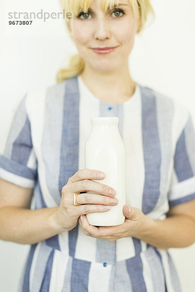 Frau halten schießen Studioaufnahme Flasche Milch