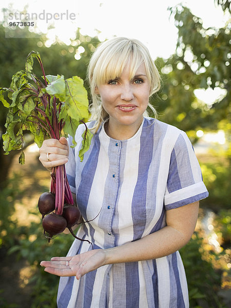Frau arbeiten Gemüse Garten Kleidung Streifen Kleid