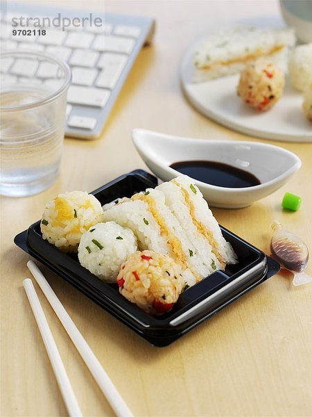 Sushi-Bällchen und Sushi-Sandwiches mit Sojasauce