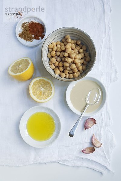 Zutaten für Hummus: Kichererbsen  Tahini  Knoblauch  Zitrone  Olivenöl  Paprika und Kreuzkümmel