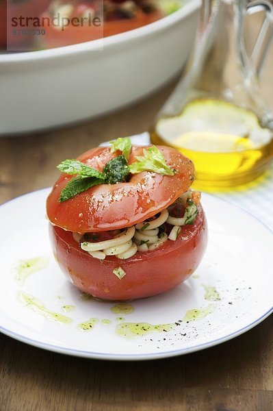 Tomate gefüllt mit Nudelsalat