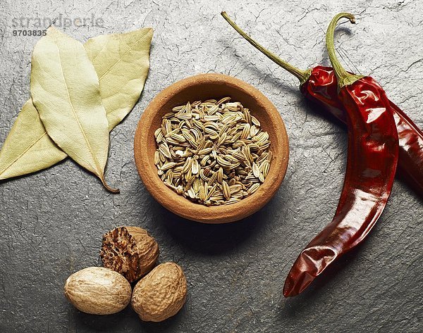 Gewürzfenchel  Lorbeer  Muskat & getrocknete Chili