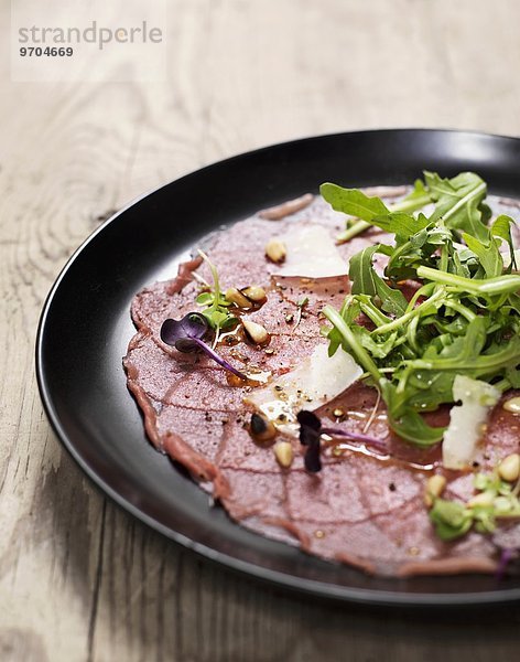 Rindercarpaccio mit Rucola und Parmesan