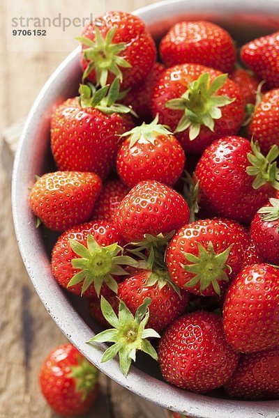 Frische Erdbeeren in einer Schüssel (Close Up)