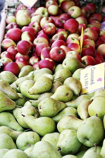 Birnen der Sorte Concord und rote Äpfel auf dem Markt