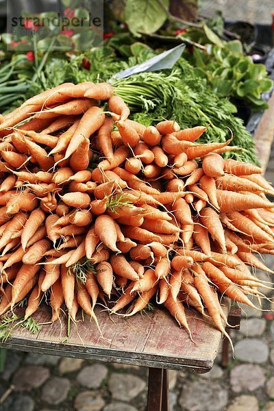 Ein Haufen Karotten auf dem Markt