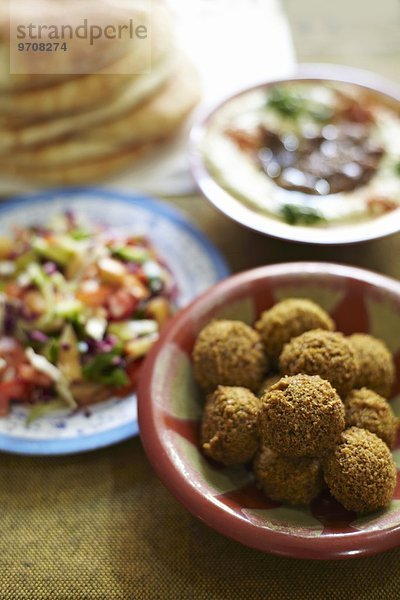 Falafel  Salat  Fladenbrot und Hummus (Nordafrika)