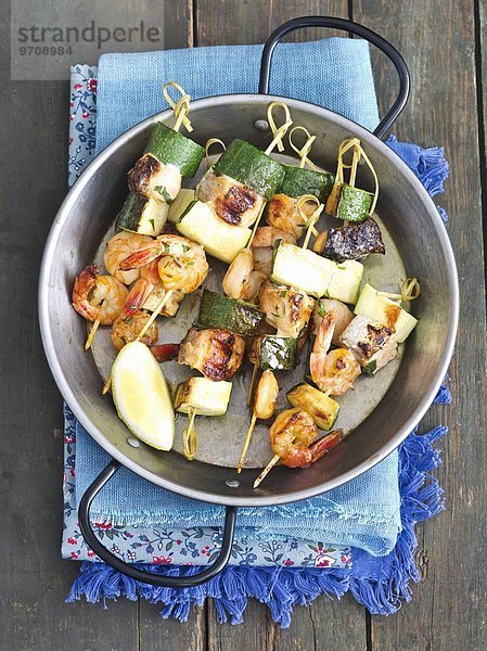 Lachsspiesse mit Zucchini und Garnelen