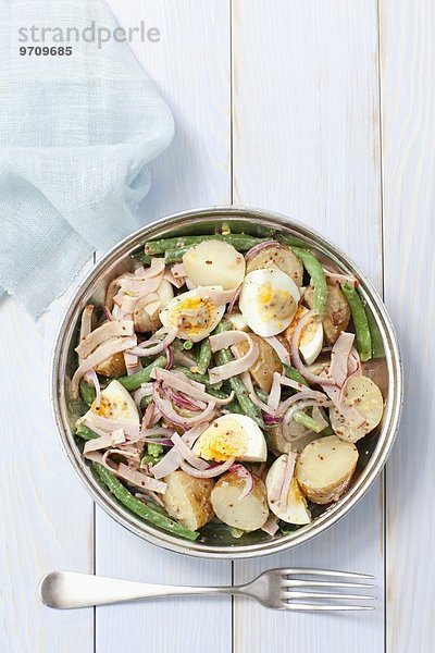 Kartoffelsalat mit Schinken  Ei  grünen Bohnen und Senfvinaigrette