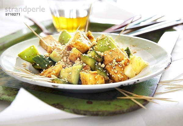 Rojak-Salat mit Gemüse und Früchten aus Malaysia