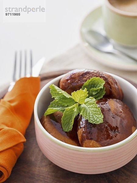 Maandazi (traditionelle ostafrikanische Donuts mit Schokolade)