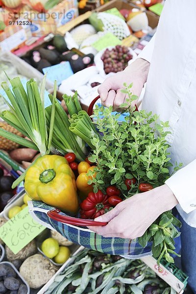 Frisches Gemüse und Kräuter vom Markt