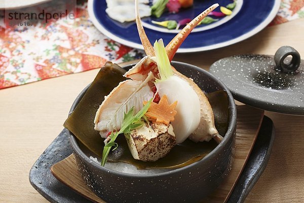 Clams mit Rübchen  Möhre und Tofu auf Kombu (Japan)