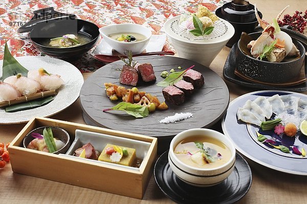 Traditionelle Gerichte aus Japan: Sushi  Rindfleisch  Tempura und Muscheln