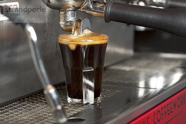 Espresso fliesst aus der Maschine ins Glas