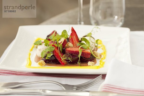 Kleiner Rote-Bete-Salat mit Chili-Frischkäse  Erdbeeren  Rosa Pfeffer-Sauce und Parmesan-Croutons