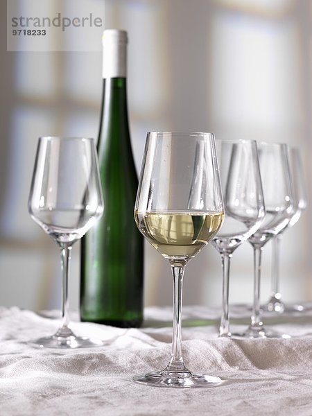 Weissweinglas  Weinflasche und leere Gläser