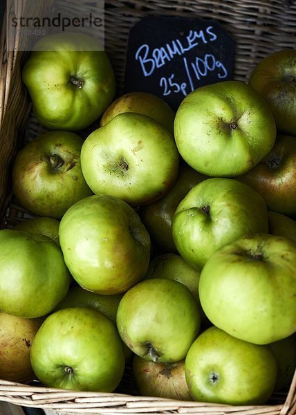 Grüne Bramley-Äpfel im Korb