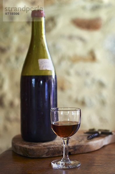 Calvados in Flasche und Glas