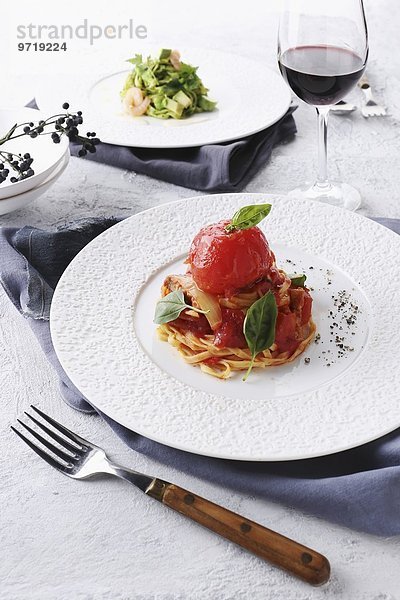 Nudeln mit Tomaten und Basilikum  Rotweinglas