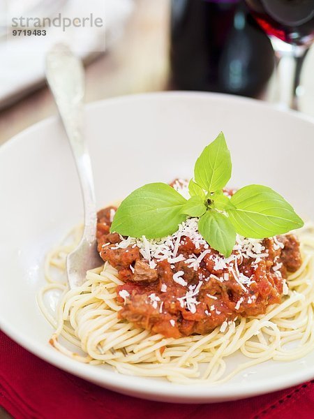 Spaghetti mit vegetarischer Bolognesesauce  Parmesan und Basilikum