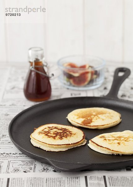 Drei servierfertige Pancakes in der Pfanne (USA)