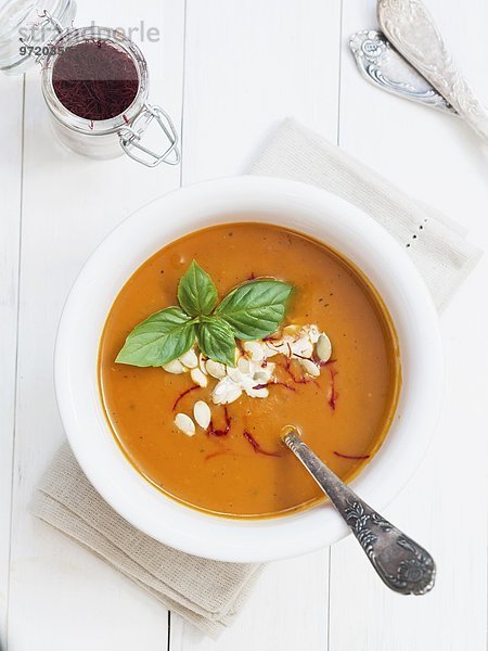 Tomaten-Kürbis-Suppe mit Safran in weisser Suppenschale