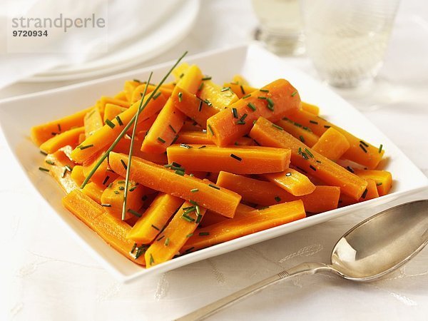 Karotten mit Butter und Schnittlauch  daneben Löffel