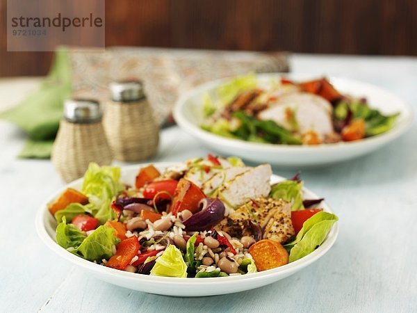 Warmer Jerk Chicken Salat mit Paprika  Süsskartoffeln und roten Zwiebeln