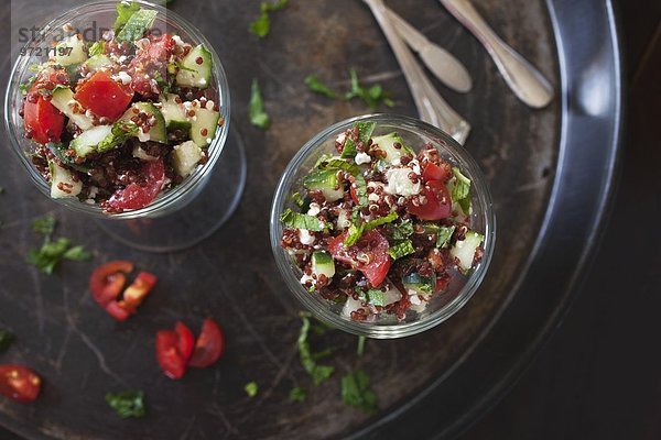 Salat mit rotem Quinoa  Tomate  Gurke  Fetakäse und Minze