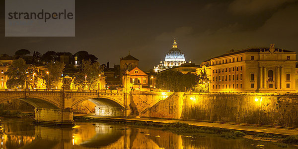 Ausblick von der Ponte Sant'Angelo über den Tiber zum Petersdom bei Nacht  Rom  Latium  Italien  Europa
