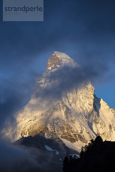 Morgenstimmung und Nebel am Matterhorn  Zermatt  Wallis  Schweiz  Europa