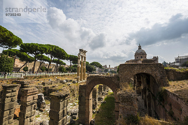 Tempel von Kastor und Pollux  484 v. Chr.  korinthische Säulen  vor Santa Maria Antiqua und Augustustempel  Forum Romanum  Rom  Latium  Italien  Europa