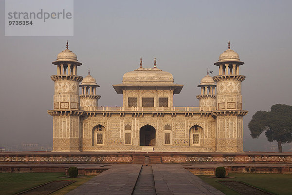 Mausoleum von Itimad-ud-Daula oder Baby Taj  Agra  Uttar Pradesh  Indien  Asien