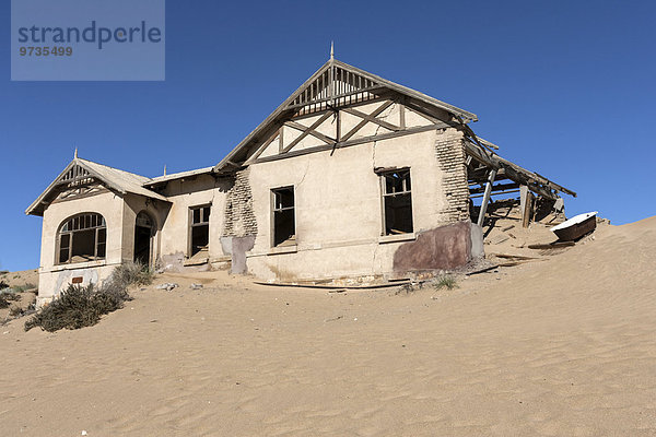 Altes Haus in der ehemaligen Diamantenstadt  heute eine Geisterstadt  Kolmanskuppe  Kolmanskop  Kolmannskuppe  Lüderitz  Namibia  Afrika