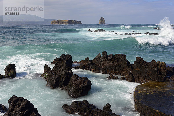 Wellen  Ausblick auf Inseln Deitado und Em Pe  Areia Funda  Pico  Azoren  Portugal  Europa