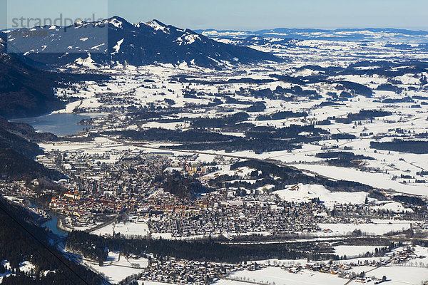 Aussicht vom Tegelberg-Massiv auf Füssen und Weissensee  Ostallgäu  Allgäu  Schwaben  Bayern  Deutschland  Europa