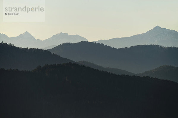 Bergketten im Dunst  Althofen  Kärnten  Österreich  Europa