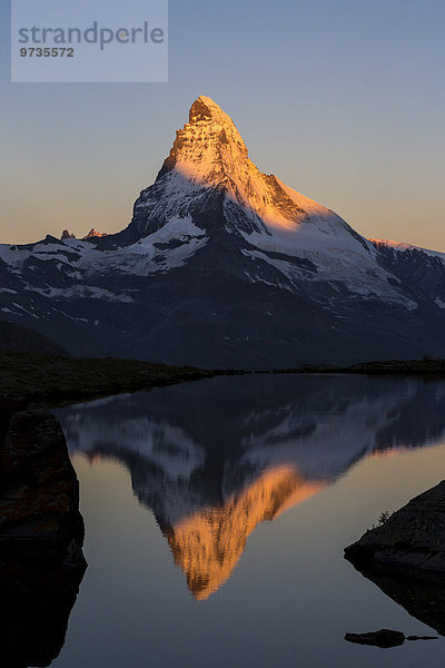Erstes Sonnenlicht am Matterhorn mit Spiegelung im Stellisee  Zermatt  Wallis  Schweiz  Europa