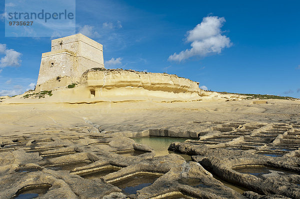 Wachturm Xlendi Tower auf gelber Sandstein-Klippe  Meersalzgewinnung in Salzpfannen  Xlendi  Gozo  Malta  Europa