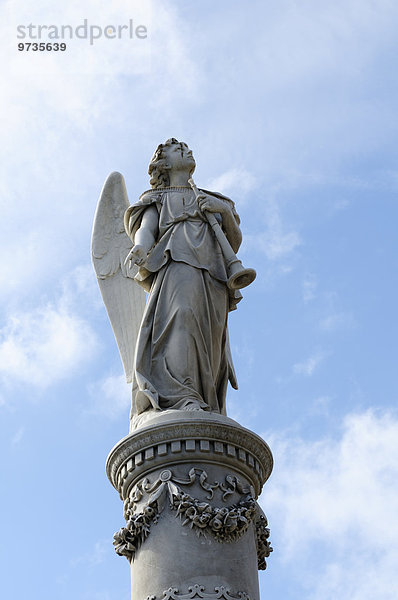 Engel-Statue auf einem Grab des Cementerio de Cristóbal Colón  Christoph-Kolumbus-Friedhof  Aldecoa  Havanna  Ciudad de La Habana  Kuba  Nordamerika