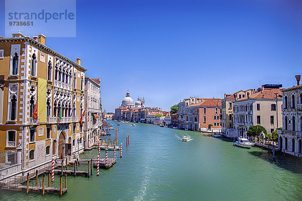 Ausblick von der Ponte dell?Accademia  Palazzi Barbaro links  Kirche Santa Maria della Salute hinten  Canal Grande  Venedig  Venetien  Italien  Europa