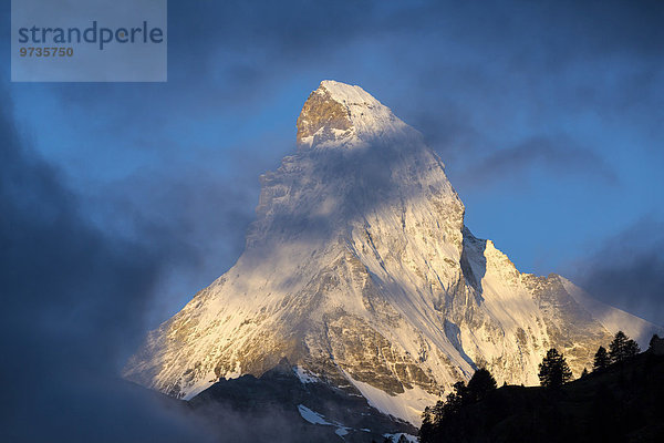 Morgenstimmung und Nebel am Matterhorn  Zermatt  Wallis  Schweiz  Europa