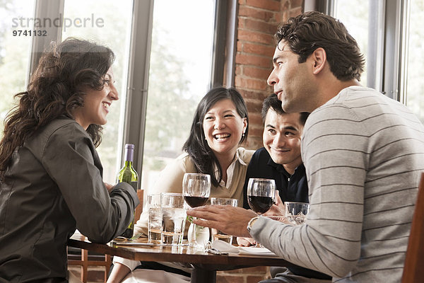 Zusammenhalt Freundschaft Restaurant Rotwein trinken