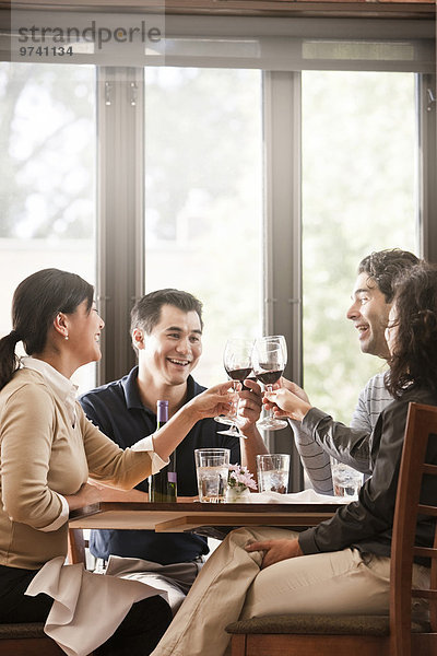Zusammenhalt Freundschaft Restaurant Rotwein trinken