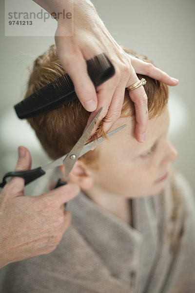 Europäer geben Sohn Frisur Frisuren Schnitt Schnitte Haarschnitt Haarschnitte Mutter - Mensch