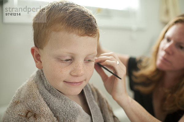 Europäer geben Sohn Frisur Frisuren Schnitt Schnitte Haarschnitt Haarschnitte Mutter - Mensch