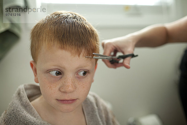 Europäer geben Sohn Frisur Frisuren Schnitt Schnitte Haarschnitt Haarschnitte Mutter - Mensch